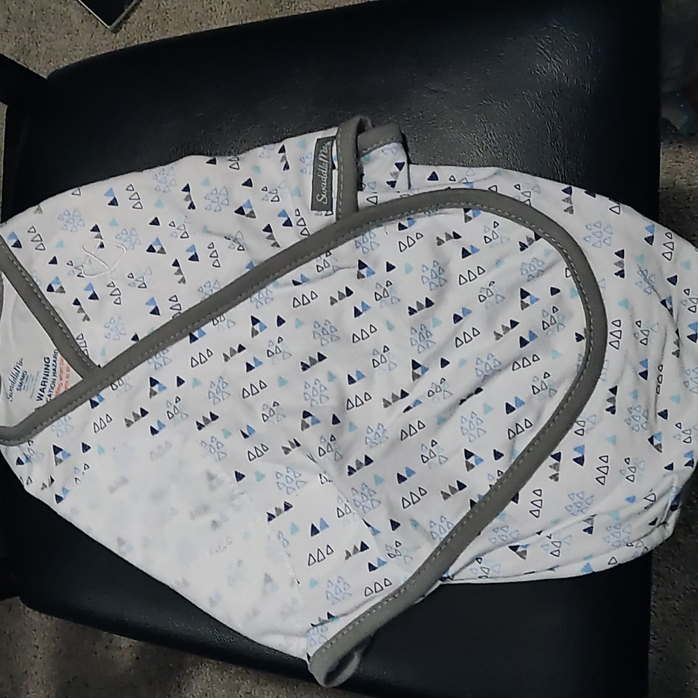 SwaddleMe white with gray navy baby blue triangles